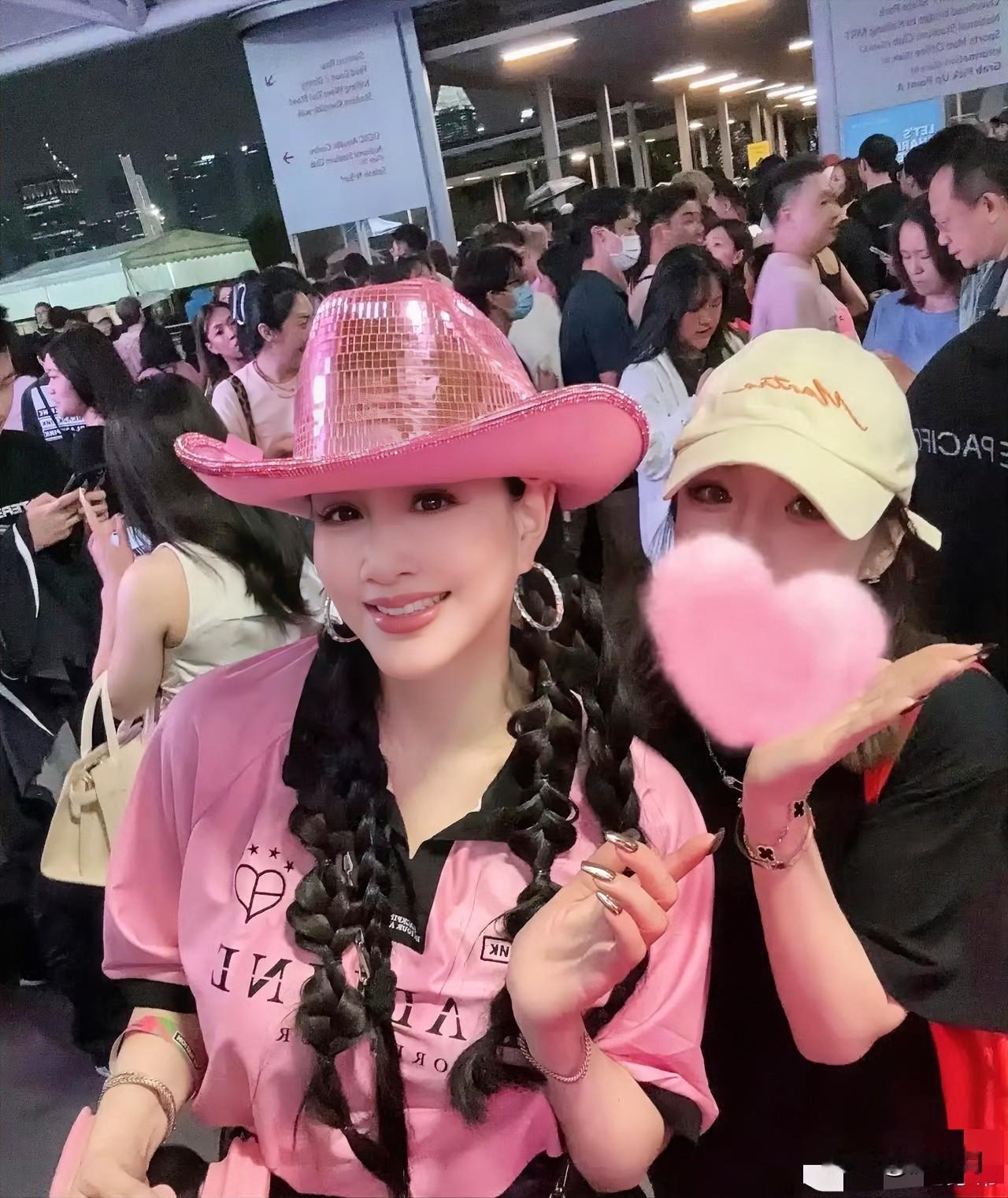 不羡慕钟丽缇老牛吃嫩草但佩服她心态一流！你看她50多了，还跟个小姑娘一样