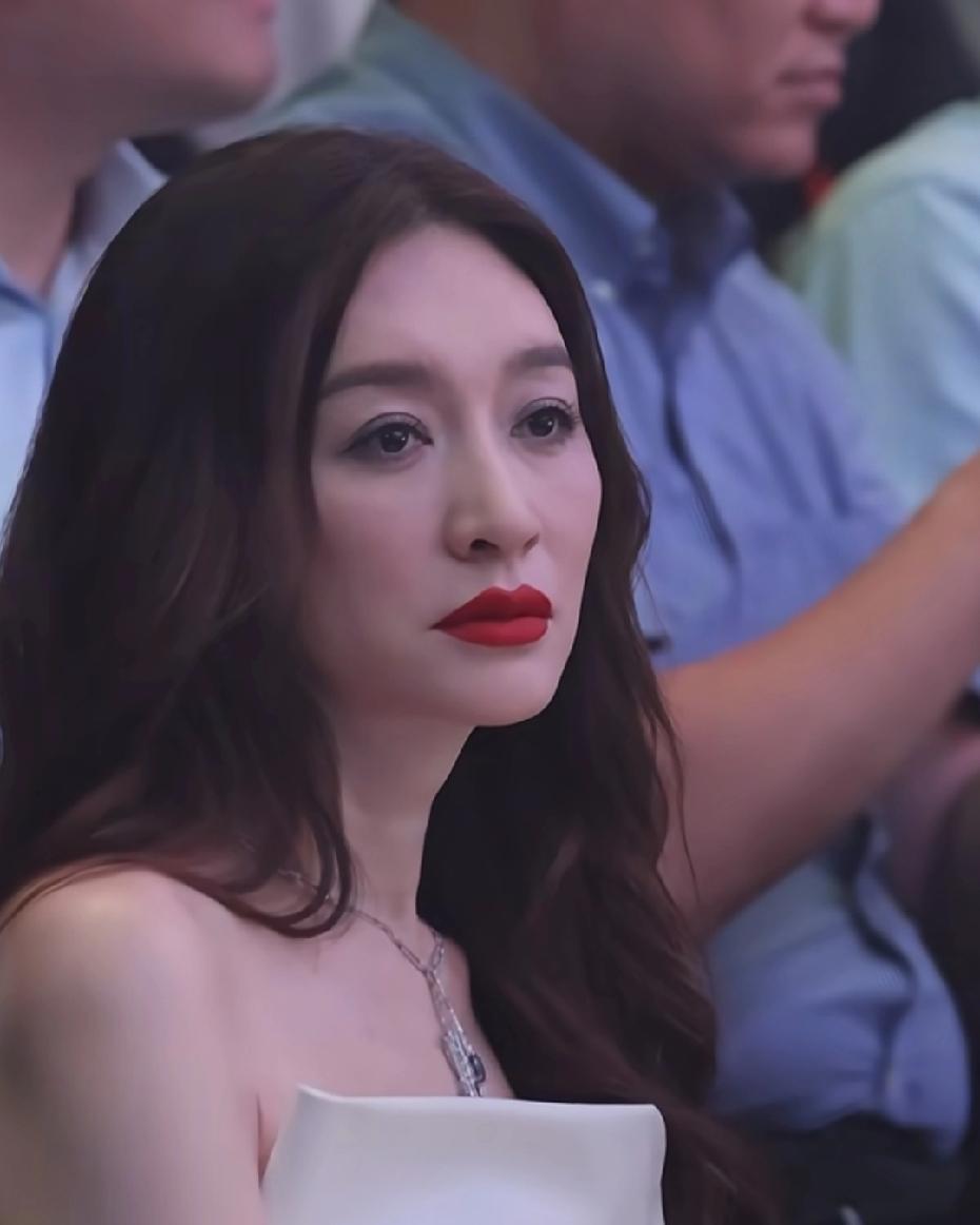 李小冉上海看秀，眼神透着一股美人迟暮的哀伤，熟龄美女不适合浓妆的