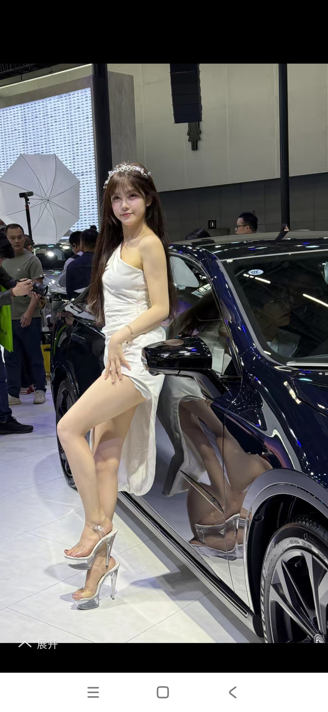 车展弄一群花枝招展或穿着清凉的所谓“模特”美女，就是招蜂引蝶明送秋波的...