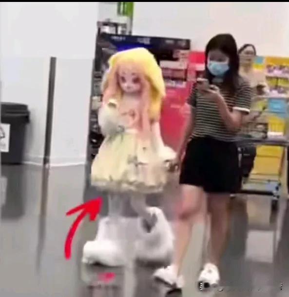 山姆超市，母亲带着二次元孩子逛超市。路人表示太惊讶了。但是也有人说，这母亲太