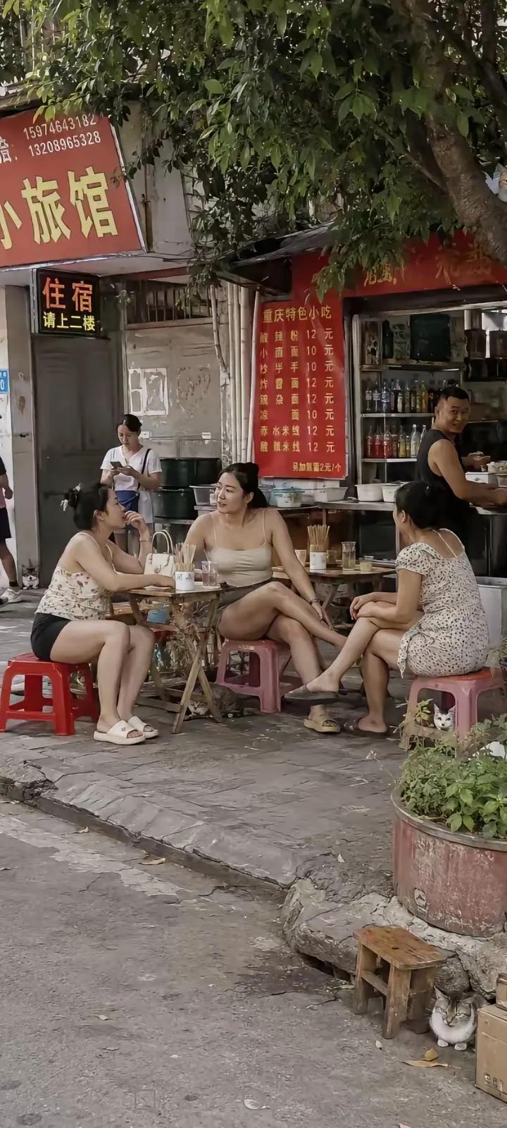 小老弟刚从麻将桌上下来，经过这里，不走了。老板，来碗抄手…夏天的巷口，清凉的