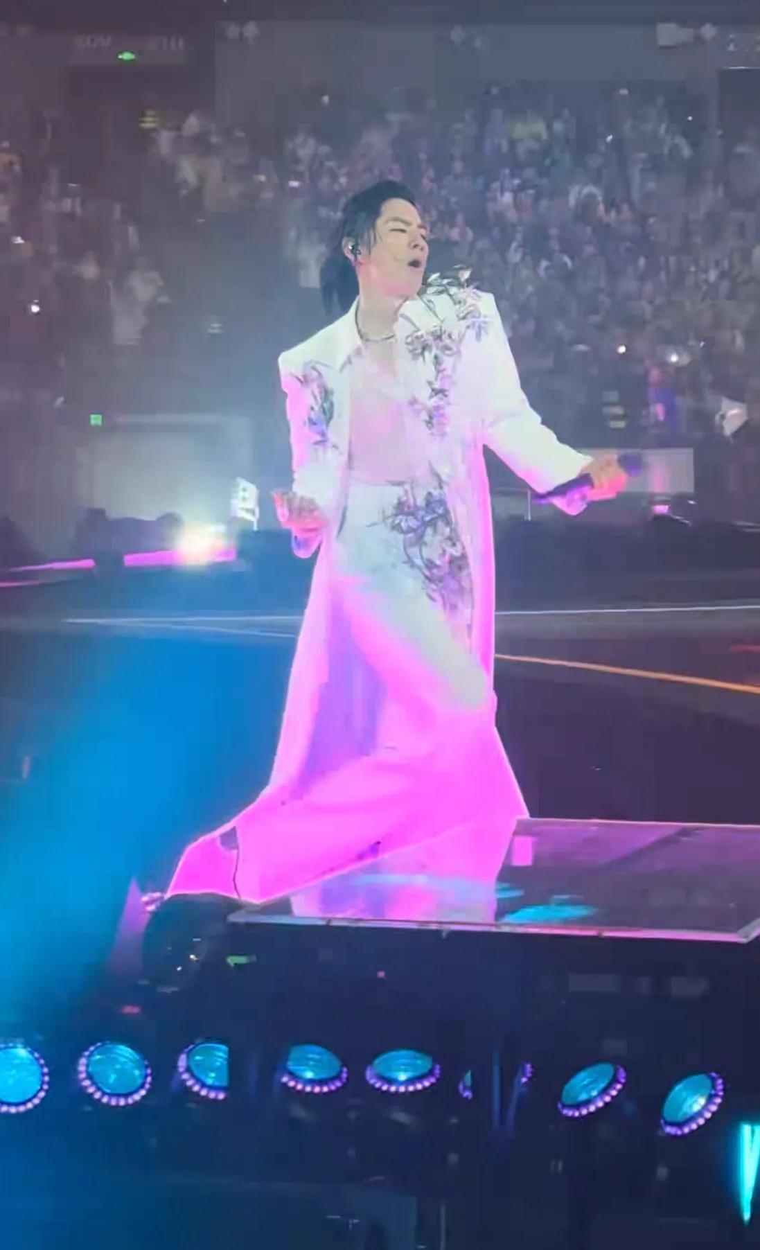 新F4演唱会，F3＋阿信的组合绝佳。精彩之余，还有些小意外，阿信差一点摔伤。吴