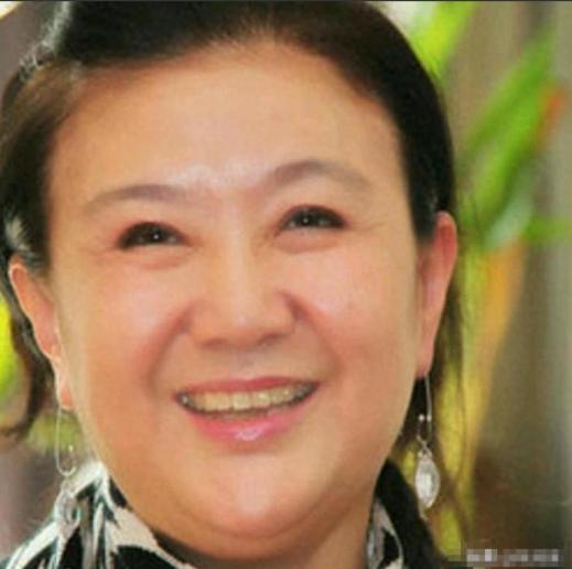 曾与倪萍齐名，却在最风光那一年毅然退圈，赴港生子，如今72岁的李小玢过得怎样了