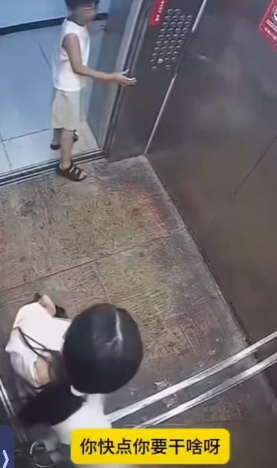 “当妈的就是这么教孩子的？”湖北仙桃，男孩挡住电梯门等母亲，被14岁女生指责。男