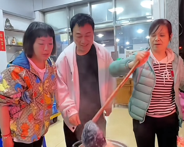 香港TVB视帝黎耀祥拿着一个环保袋走进顺德街边这间粥店，他从袋内拿出一只大不锈