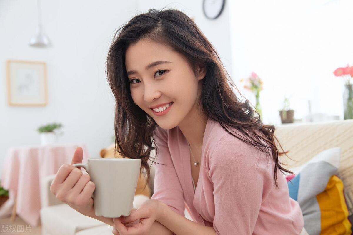 我有个堂姐，特别爱存钱，背着老公偷偷存了80万。这还是我俩关系好，我又不爱借钱她