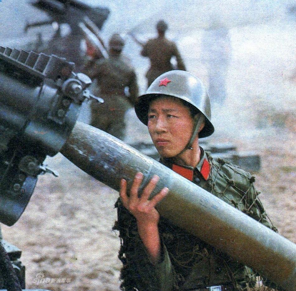 1983年秋的老山深处，石缝里的空气像凝固的铁。李海欣屏住呼吸，右手死死按住