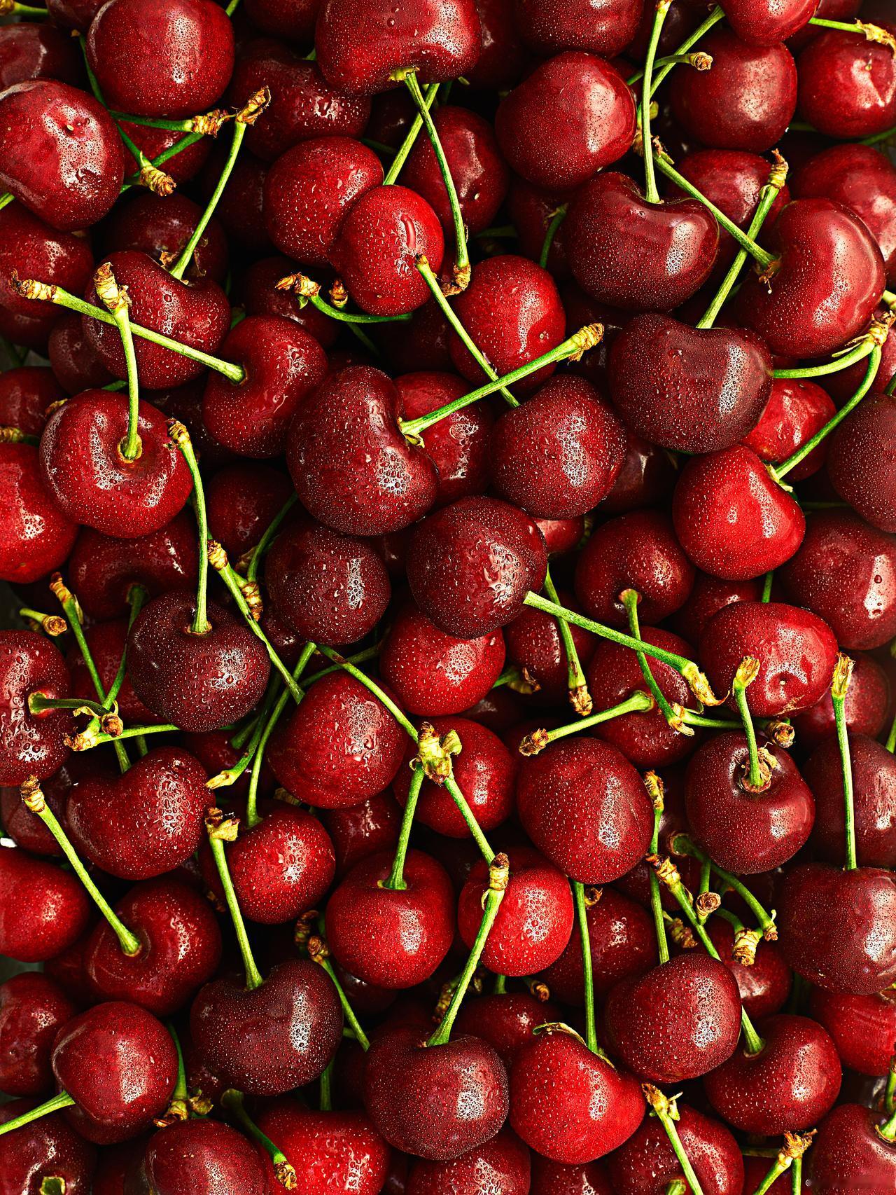 车厘子价格暴跌，第一批受害者已扛不住！曾经的“果中贵族”车厘子，如今正经历