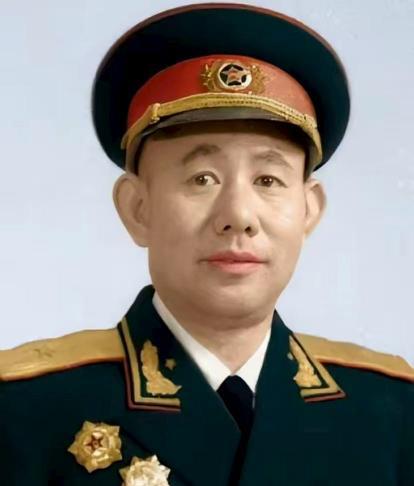1951年，一群志愿军在撤退时，猛然发现眼前狭隘的山谷中，竟出现了成千上万个美军