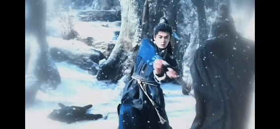 同是打戏张凌赫就有种假假笨笨的感觉。