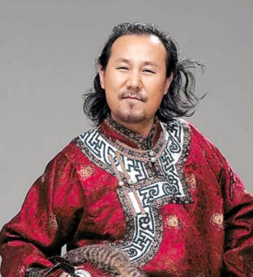 2000年那会，腾格尔可栽大跟头了，他在蒙古开的那些酒楼，没一个保住的，全黄了；