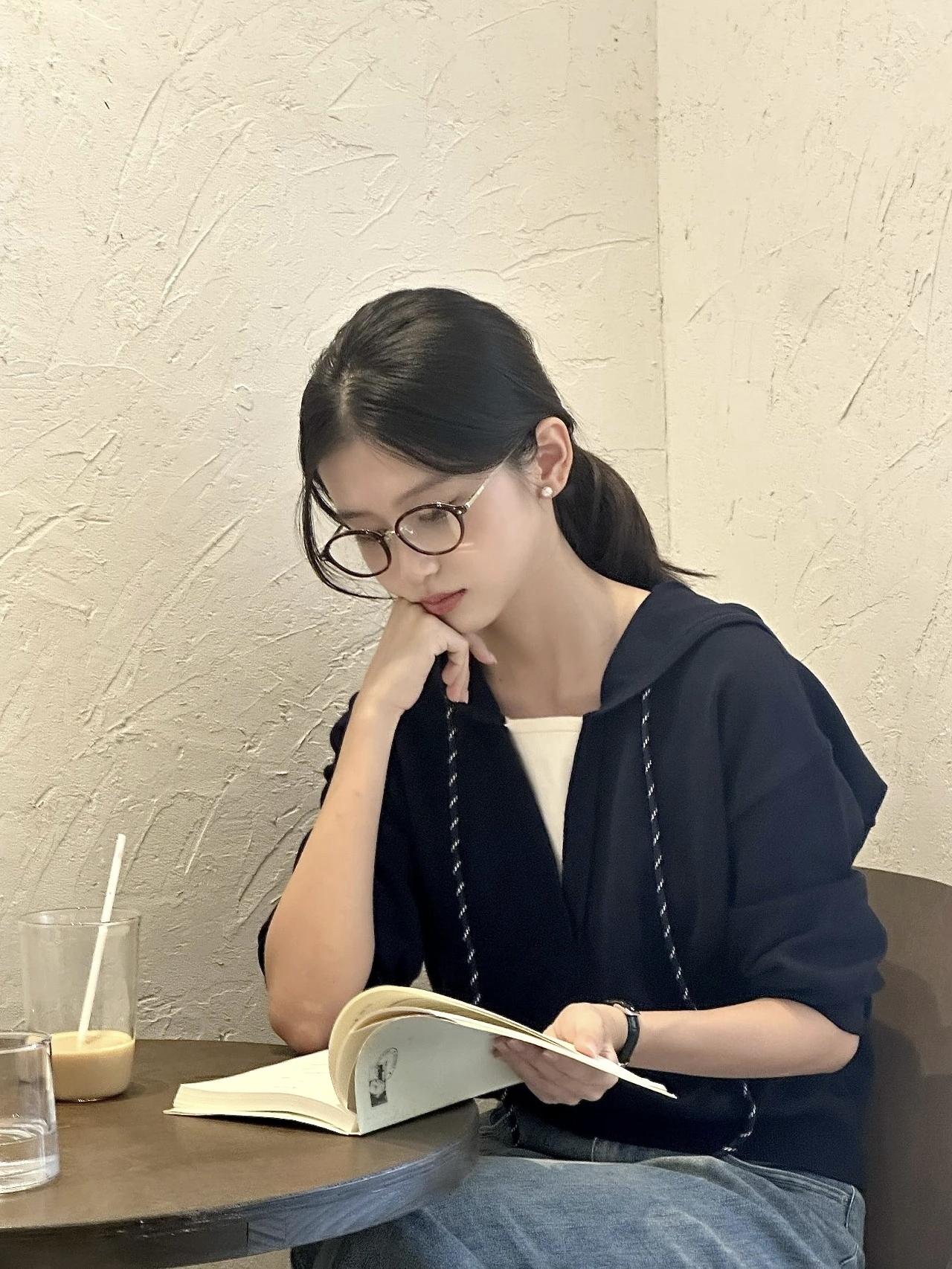 沉浸在书海中的午后时光📚✨眼镜美女爱学习的好孩子女孩子怎么穿搭既时尚又好看?