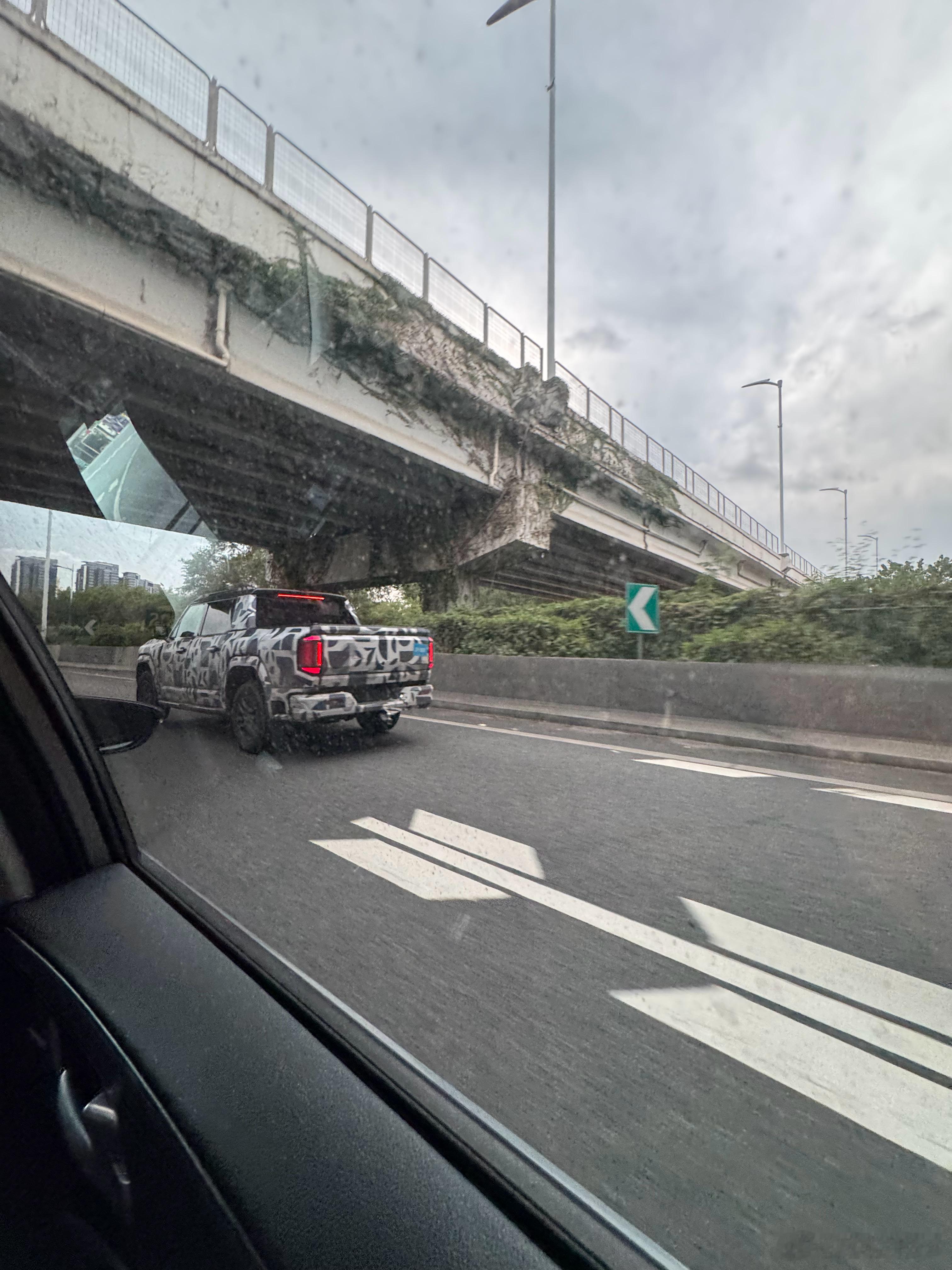 在深圳看到一台伪装皮卡，大家猜猜它是谁