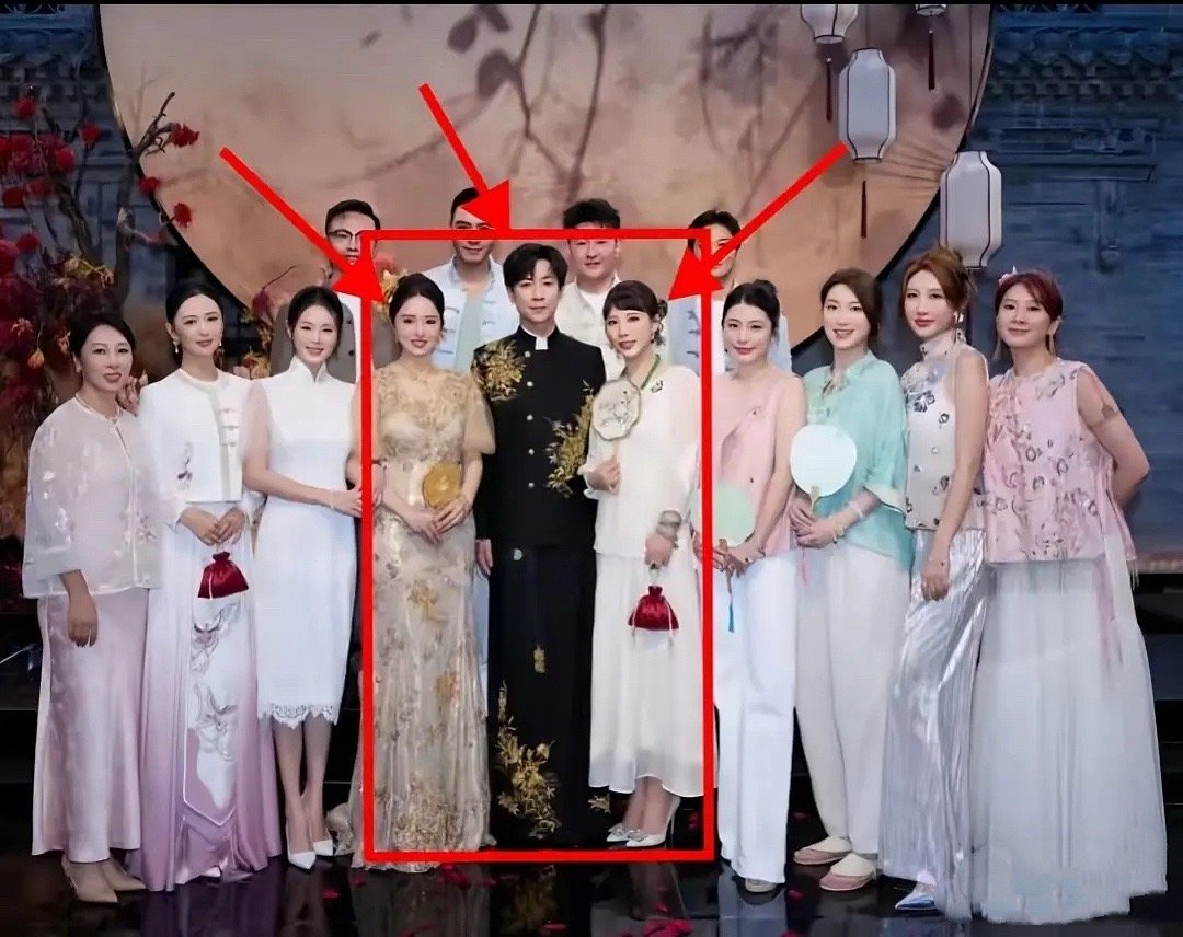 张维伊这婚礼站位很有意思，一眼看过去，不知道到底是跟谁结婚哪？​​​