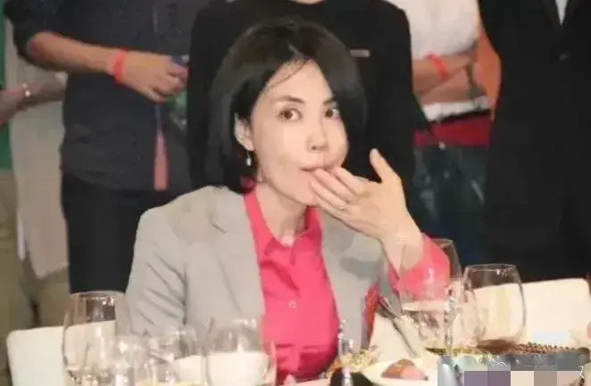 王菲吃东西主打一个实在，和一旁优雅的刘嘉玲形成了鲜明的对比