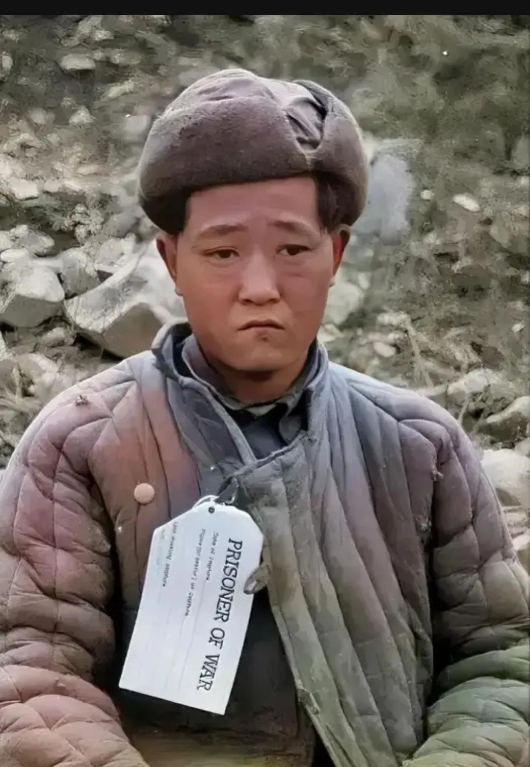 1952年，朝鲜战场，一名被俘的战士，面对着敌人的残忍对待，衣衫褴褛，眼神中充满