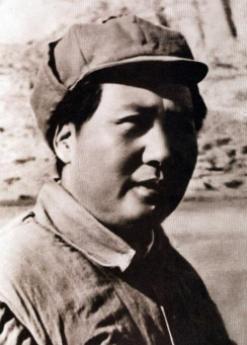 1948年5月，毛主席乘车去西柏坡，路过一个村庄时，发现路边躺着一个八九岁的小女