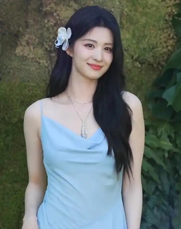 三亚这晚，内娱女星明艳热烈，王楚然美的出众，钟楚曦漫画腿吸睛​