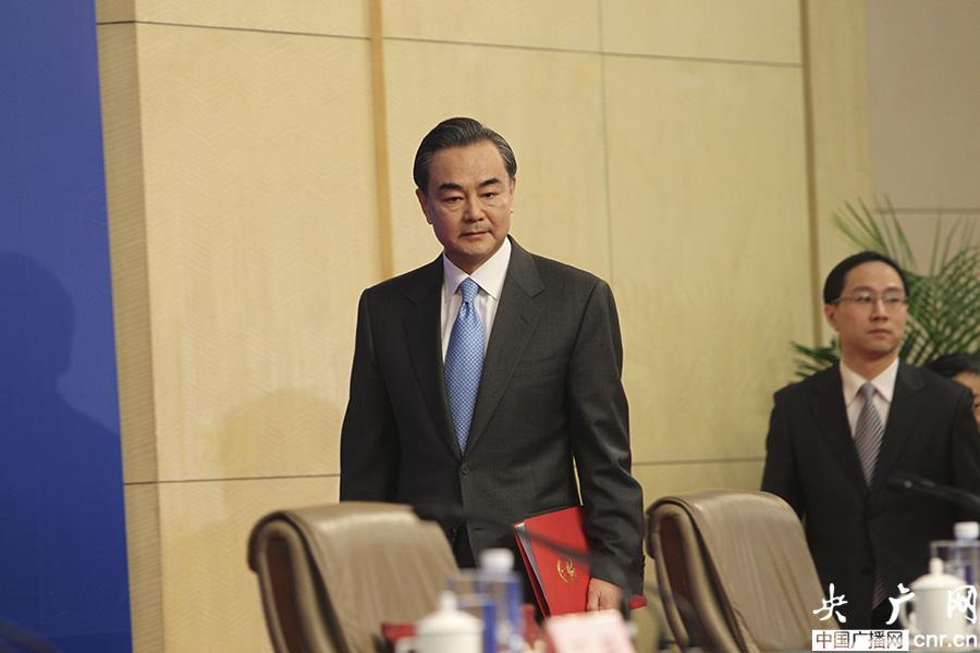 自扇耳光！哈佛泰斗撕破脸：美国就是流氓国家，全球反制最优解：学中国！自家媒体自