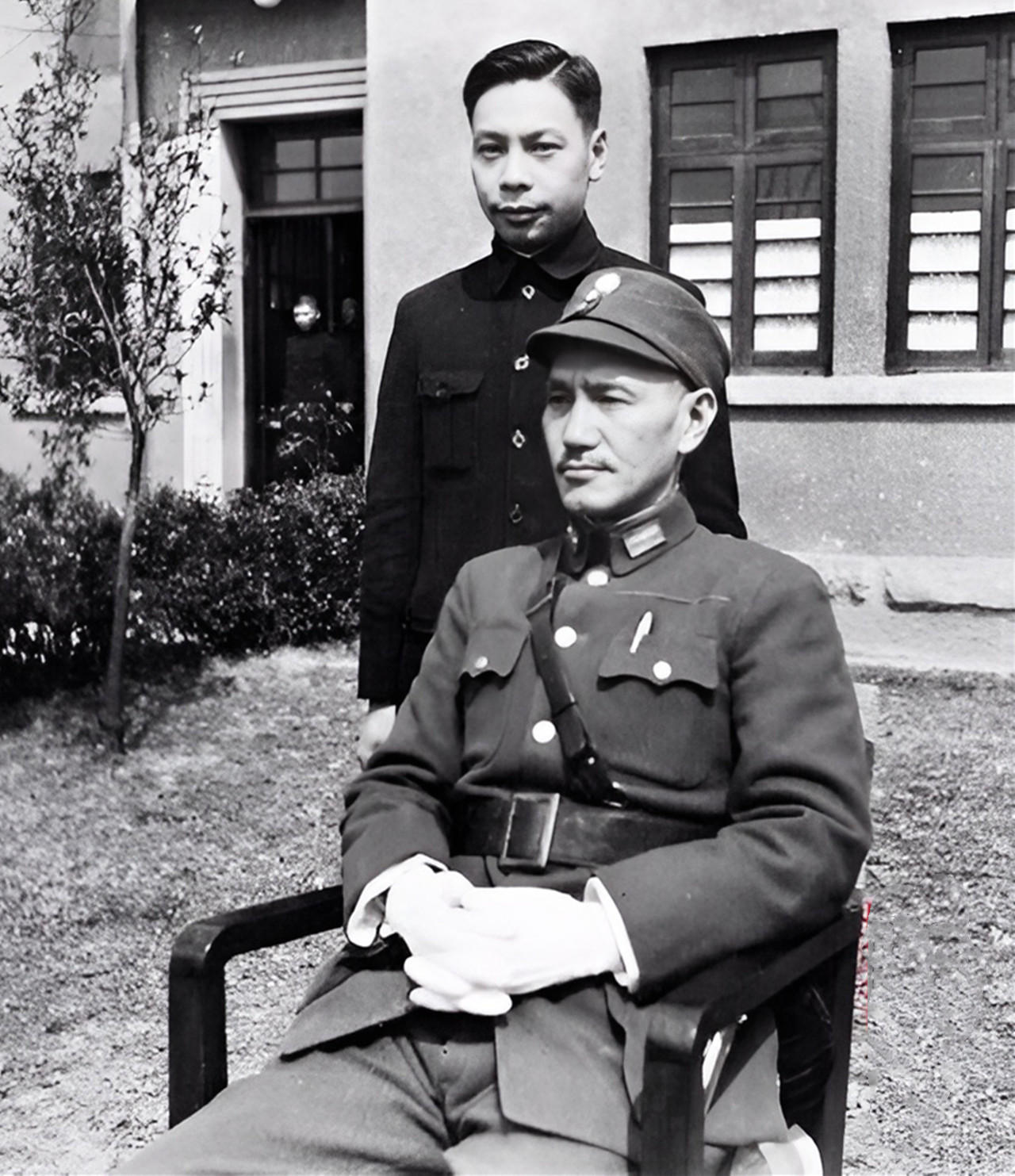 1965年，毛主席邀请蒋介石回大陆，蒋氏父子与一人密谈后，在我党开出的条件基础上
