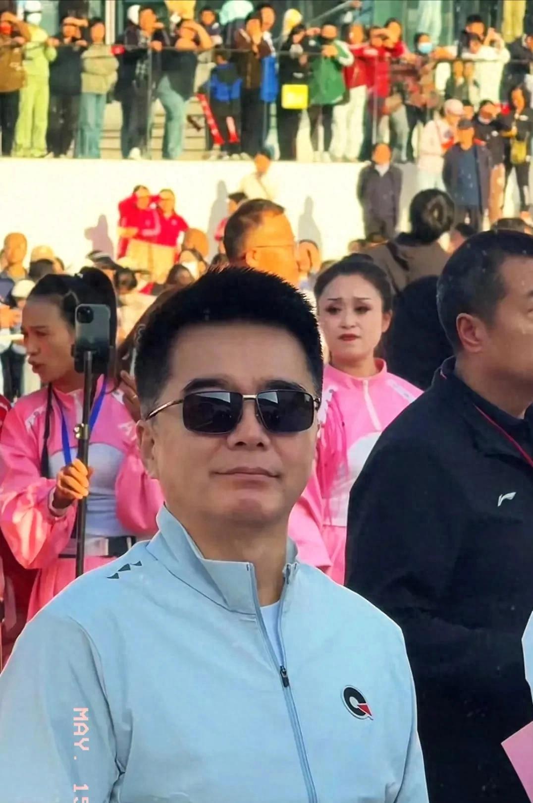 61岁许亚军回乡，这亲和力谁看了不说绝！家人们，咱娱乐圈又有大热闹啦！就在20
