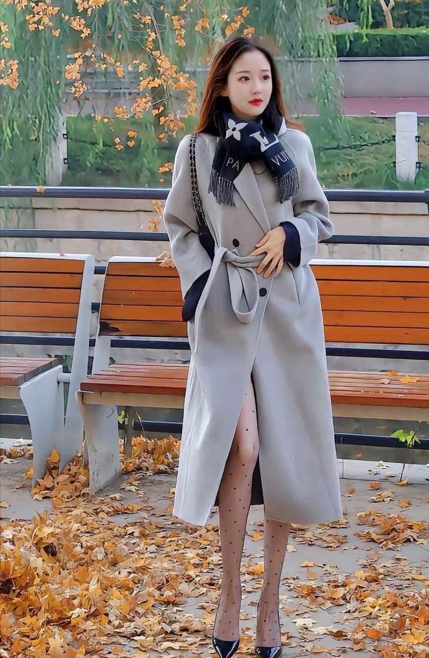 等一朵花开，听一场雨落。如今，花开了，人却走了。