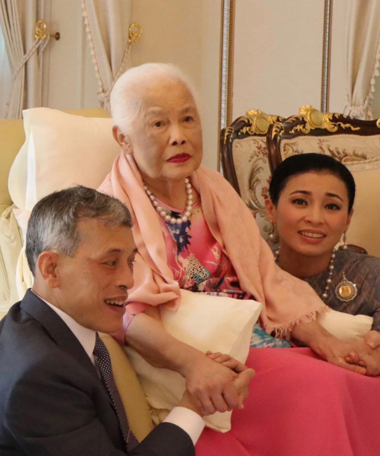 苏提达才是正牌儿媳！诗丽吉紧紧握着她的手2019年8月12日诗丽吉生日之际，国