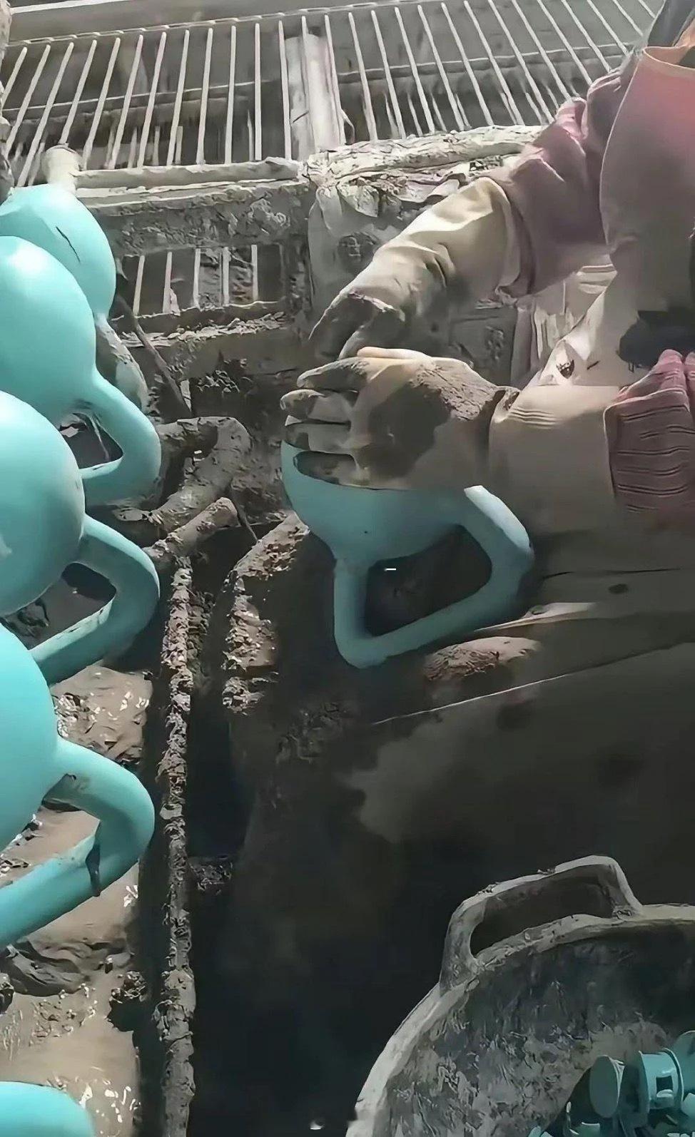这玩意居然是水泥灌的，白瞎我看了十几年的电视