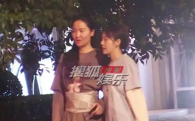 张佳宁深夜陪腰伤闺蜜慢走，在一众精修照里，我看到了娱乐圈最稀缺的真朋友