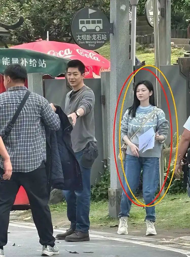 应该是怀了，近期打扮也中规中矩了，也经常素颜出境了