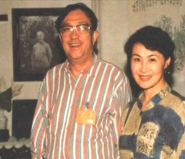 一张老照片把1998年拽回眼前。李媛媛和谢晋笑得像俩隔壁邻居，其实那天他们各怀