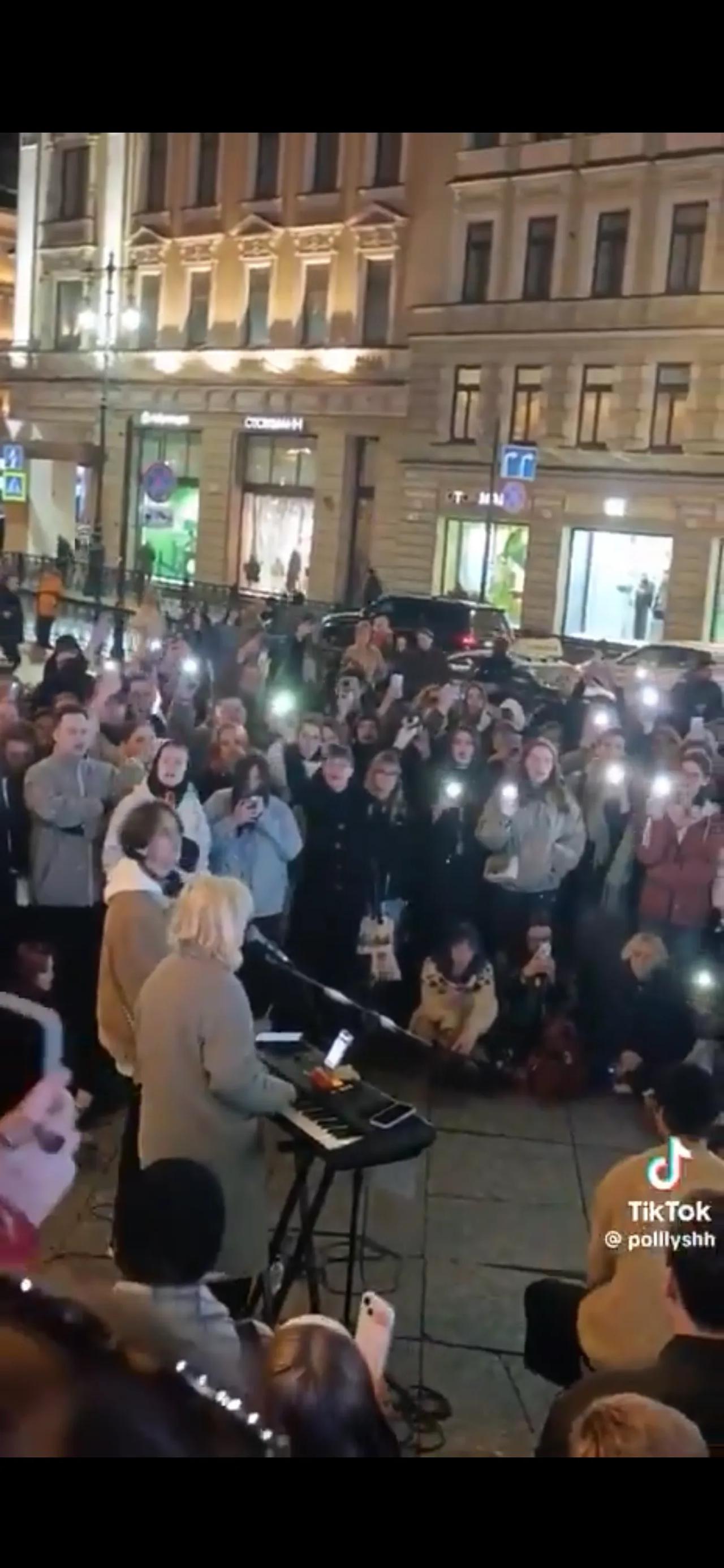 俄罗斯青年在圣彼得堡举行反战音乐派对社交媒体上流传的视频显示，大批俄罗斯年轻