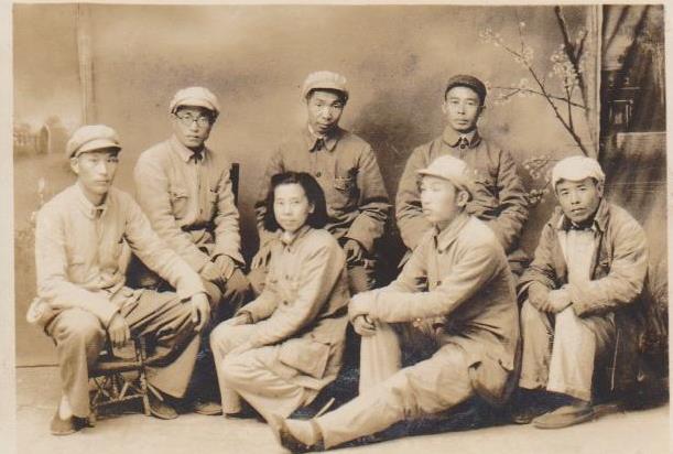 1938年，项英的妻子，历经千辛万苦，终于找到了项英，谁知项英却拔出手枪，怒道：