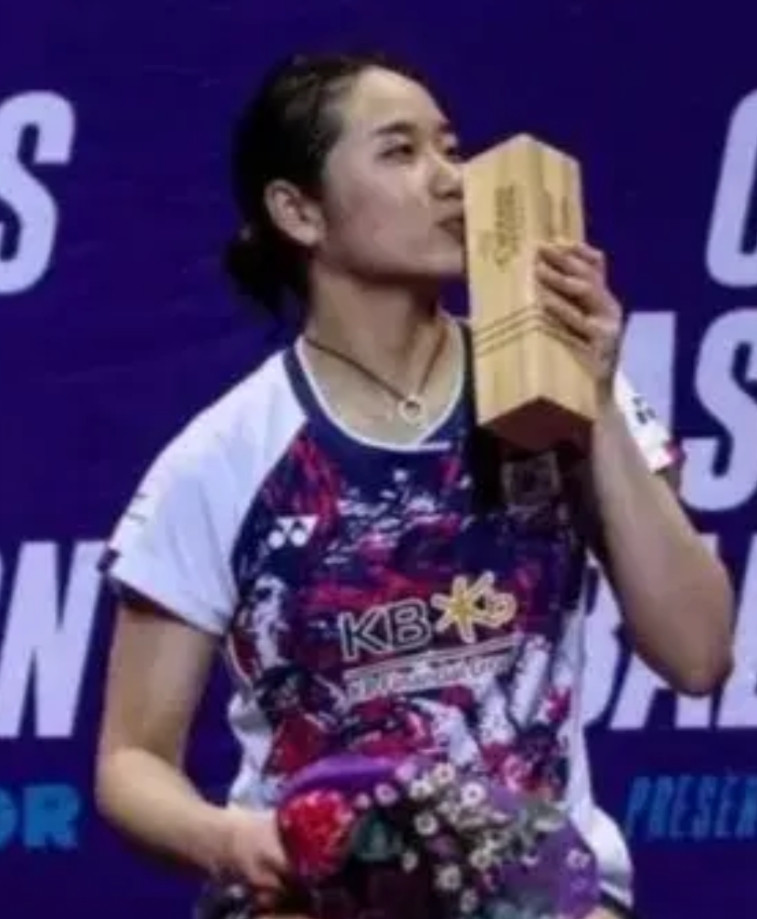 身体素质堪比猛男的韩国女羽安洗莹自出道以来，实力不断攀升，一直在创造奇迹的路上，