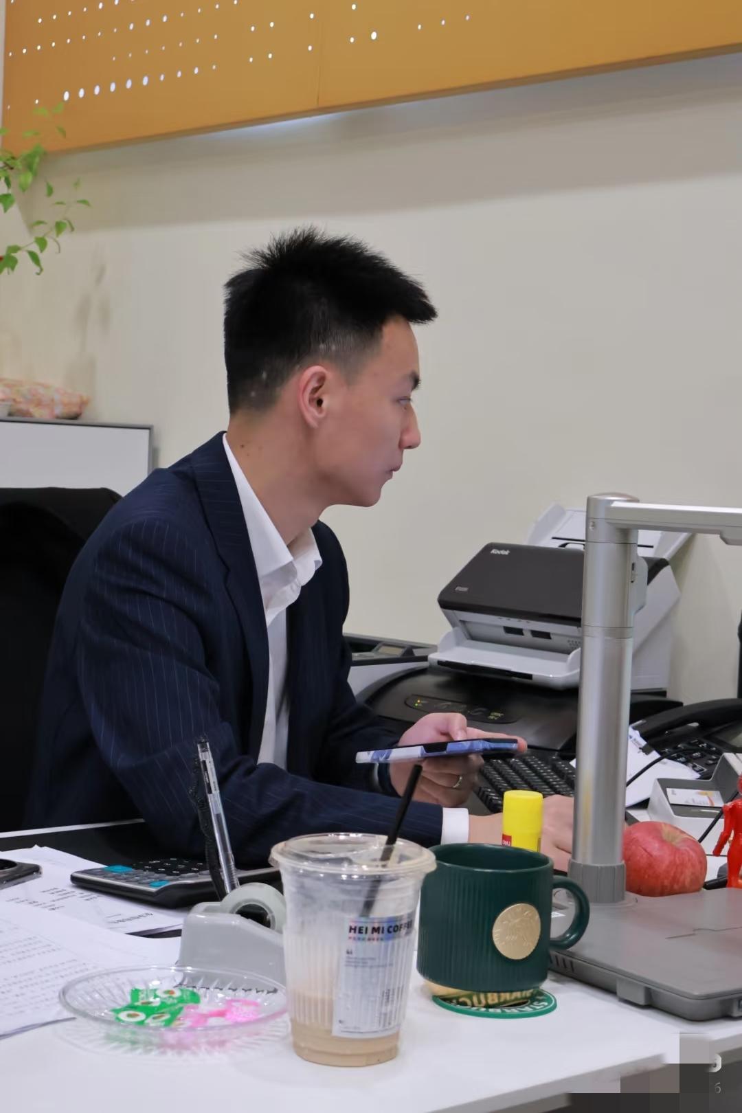 我表哥在银行干了六年，昨天在家庭群里发了一段话，他说：家里有到期存款的，别急