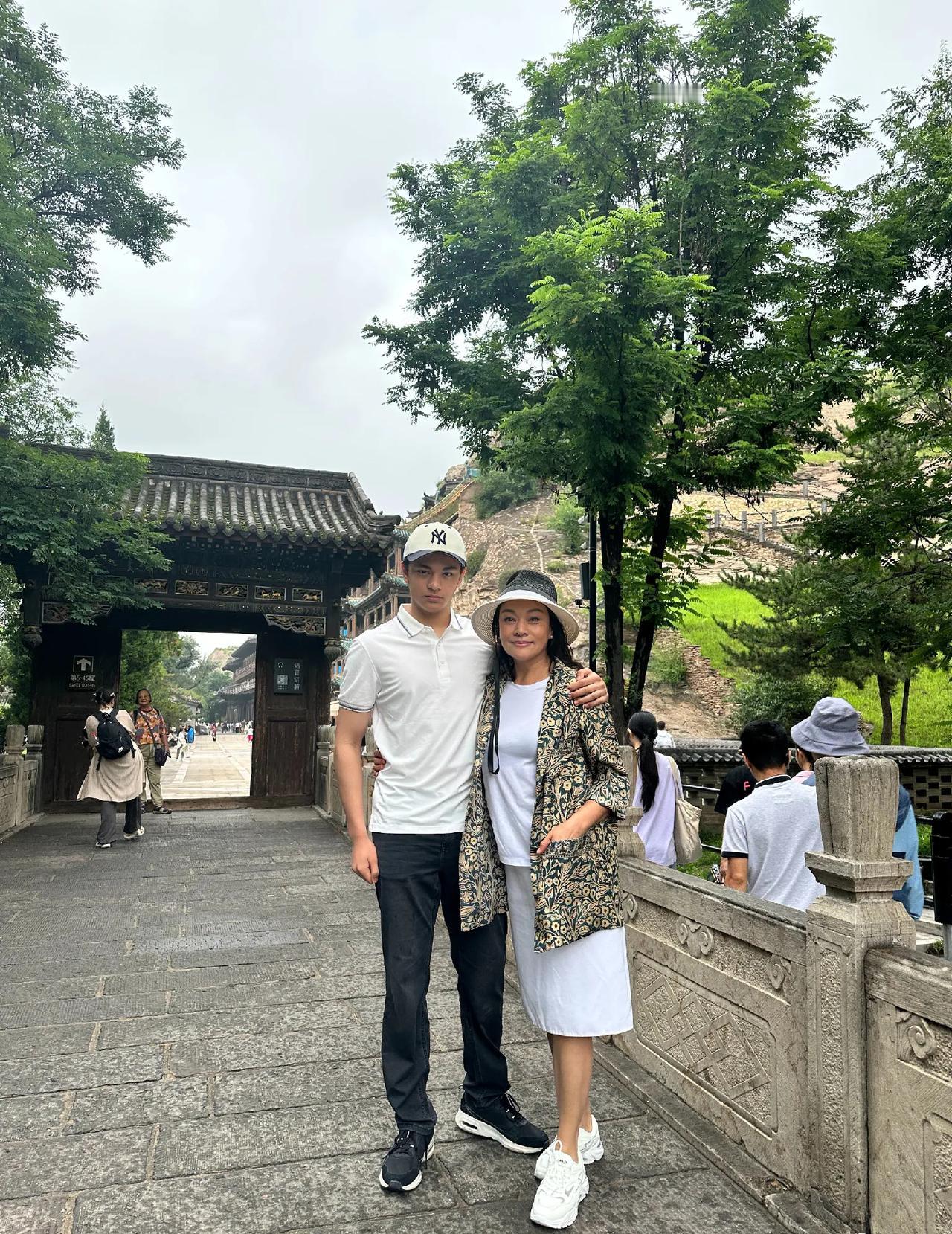 61岁女演员史可携儿子前往山西大同游览云冈石窟。她的混血儿子高大帅气，母子二人一