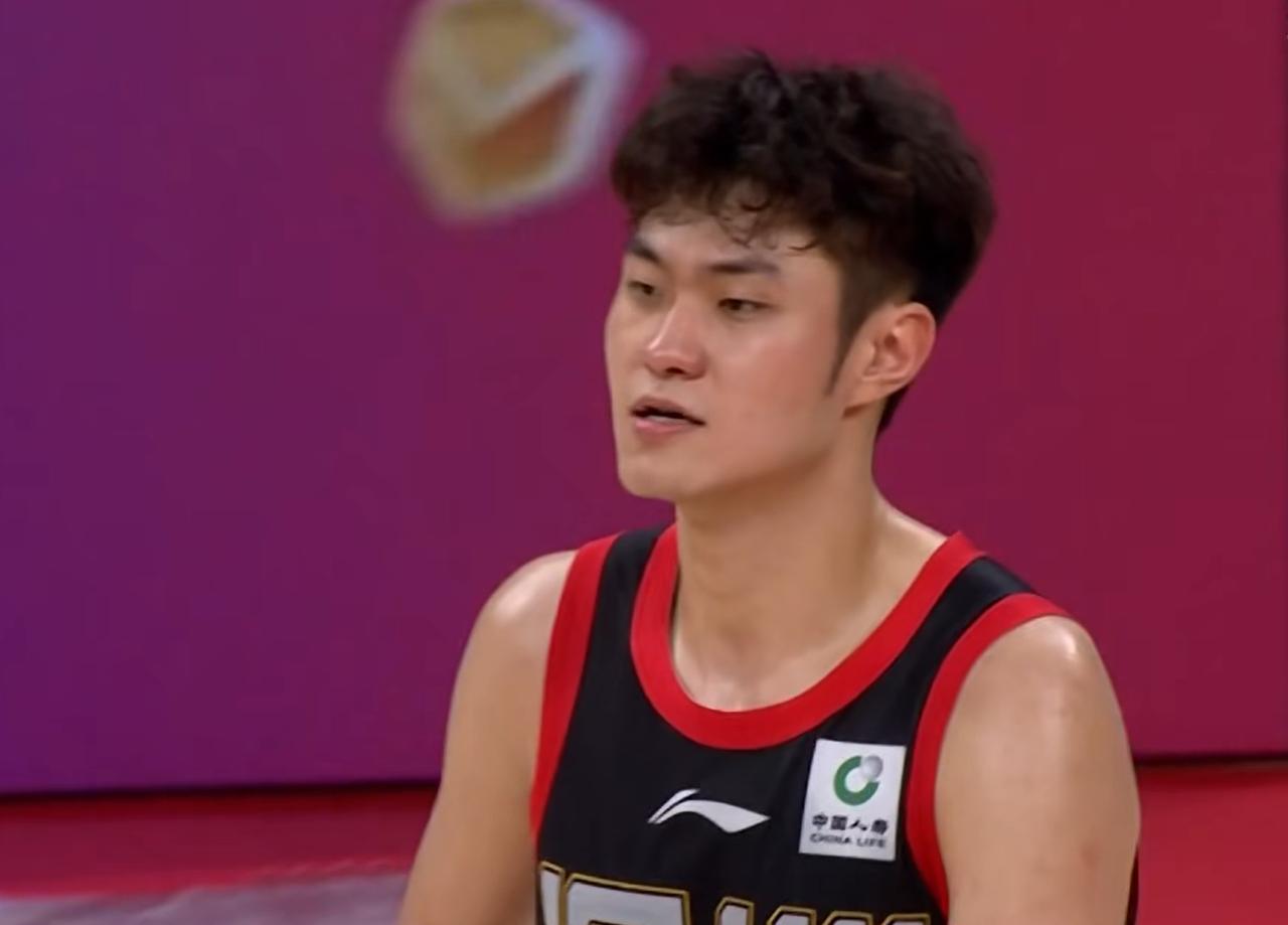 面对广厦队，命中5记三分，轰32分，球迷：CBA第一前锋！CBA常规赛第33轮