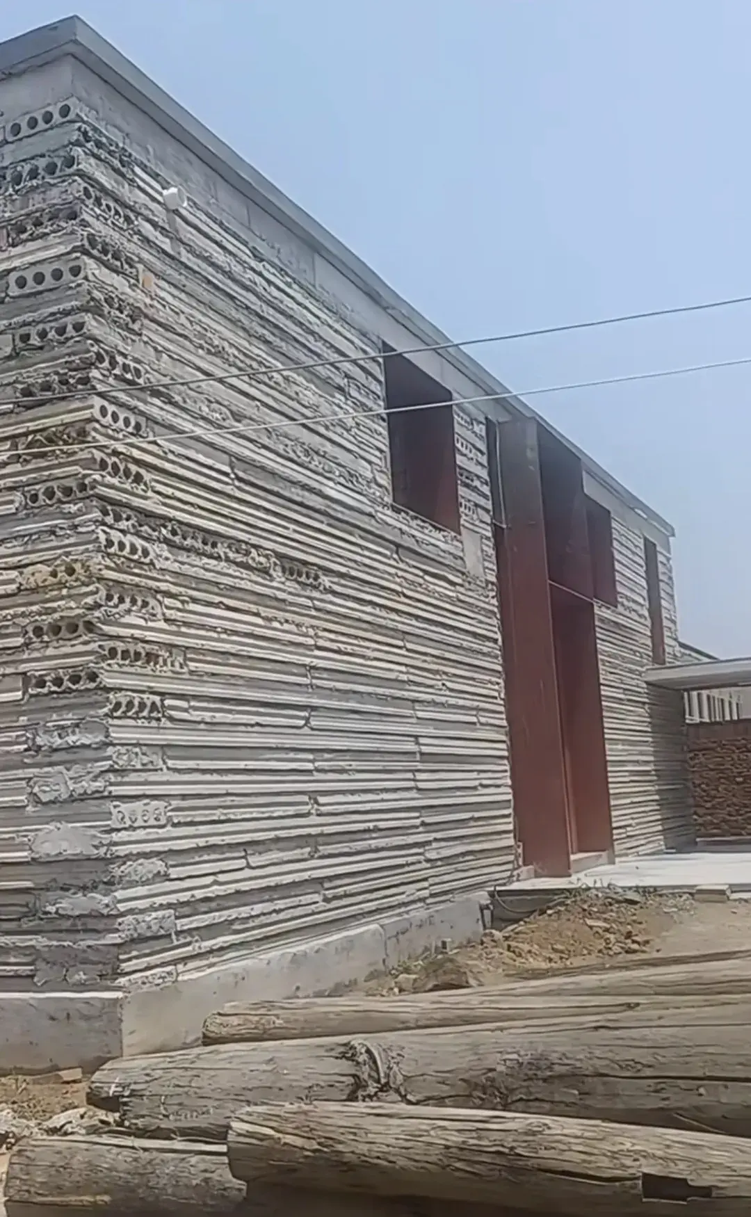 这房子建得够结实吧！肯定冬暖夏凉。