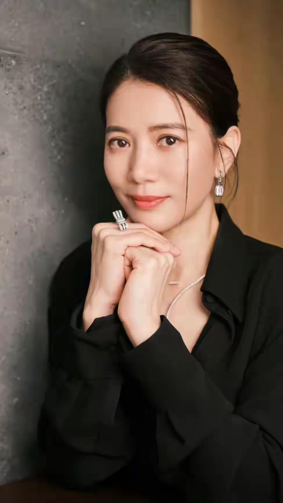 1.白鹿和闺蜜根本就不能经营起新公司，都是没钱没人脉的，真正的掌权人还是背后的金
