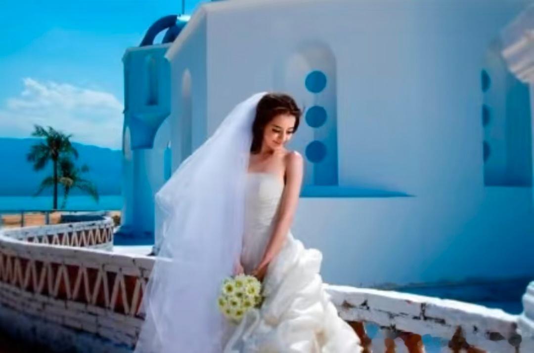 迪丽热巴15岁的表现力就好出众，兼职拍摄的婚纱照美得像画报，镜头感和时尚表现力真