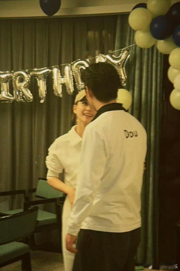 向太最打脸的话不是说郭碧婷养娘家而是说窦骁何超莲感情不好。窦骁37岁生日，与