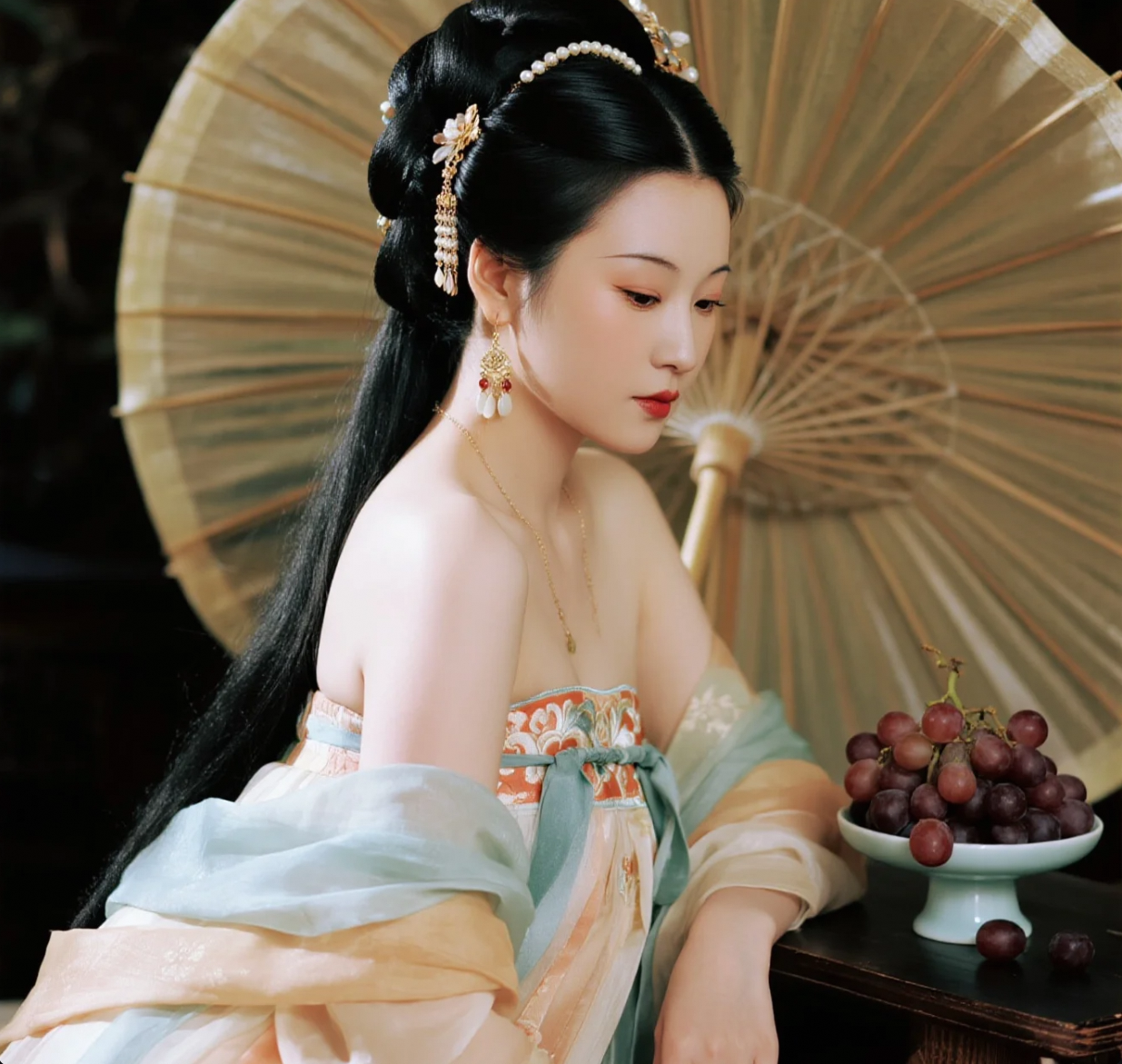 宫墙柳色深，罗裙拂玉阶：深宫行乐