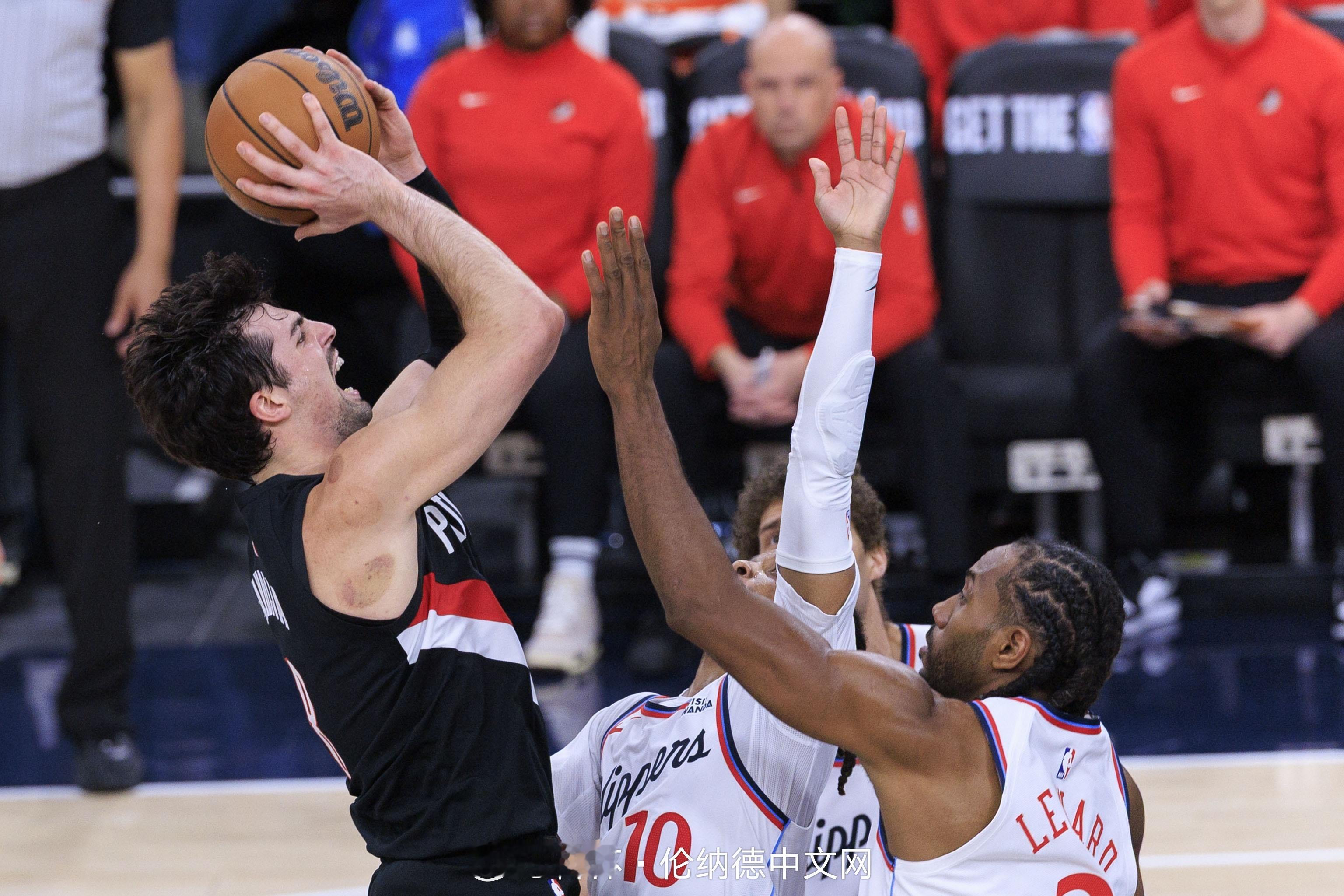 明天的比赛很关键呀！如果赢了开拓者，快船就可以锁定西部第八！这样附加赛就有两条命