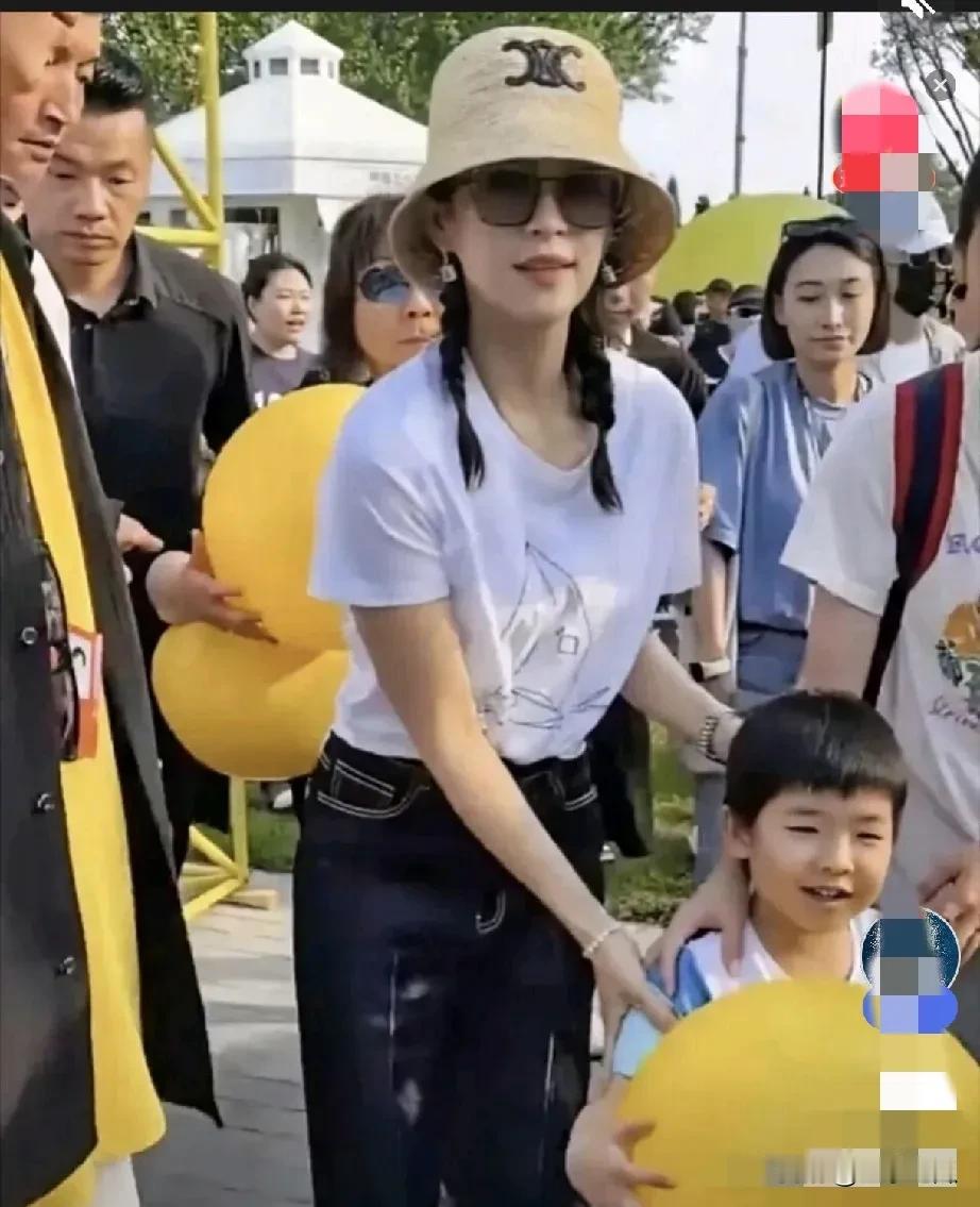 章子怡带儿子出游阵仗可真不小，前后保镖阿姨随从跟着。儿子看上去活泼灵动，章子怡双