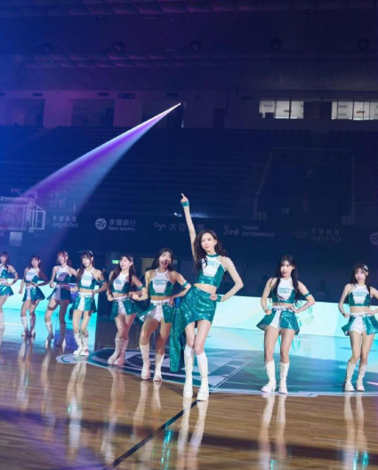 没想到，林志玲51岁了还穿着啦啦队的衣服大跳女团舞，看起来跟20多岁的女生也没什