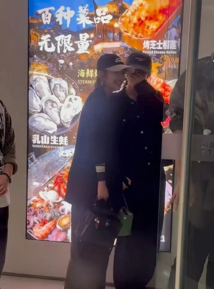 孙怡唐艺昕退让者幸存了人多到把两个姐姐都吓到缩成一团[捂脸哭][捂脸哭][捂脸哭]​