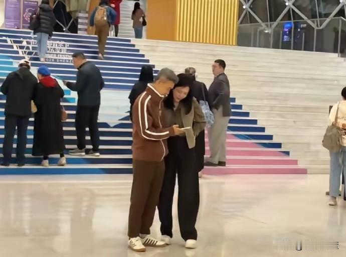 明显不是一个阶级的人，如果王石不是万科总裁，是一个送外卖的，他俩根本不会有