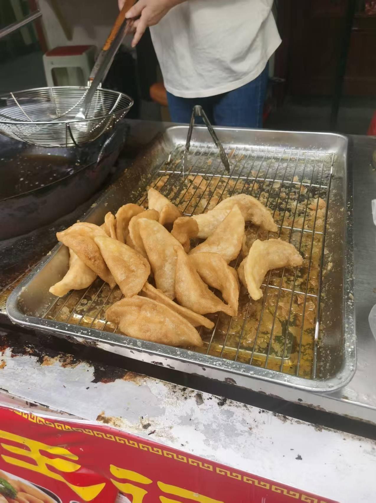前两天去了合肥，特意尽可能多尝了尝当地有名的小吃，感受如下：1、三河米饺：在古