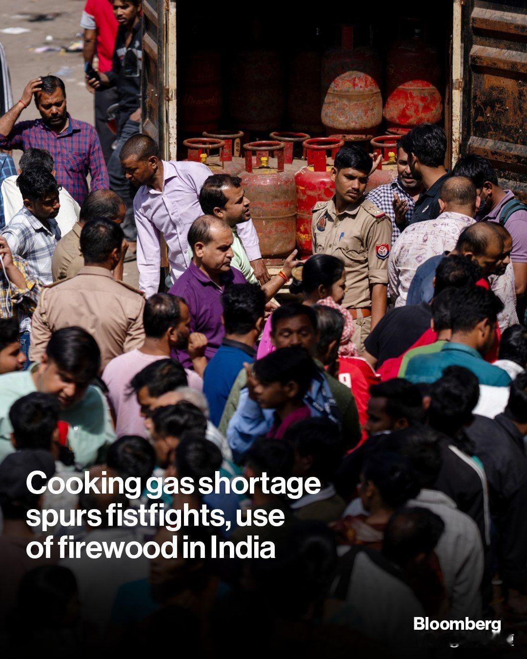 彻底告急：印度家庭开始砍柴烧火，因为伊朗并没有像印度宣传的那样让印度油轮通过海峡