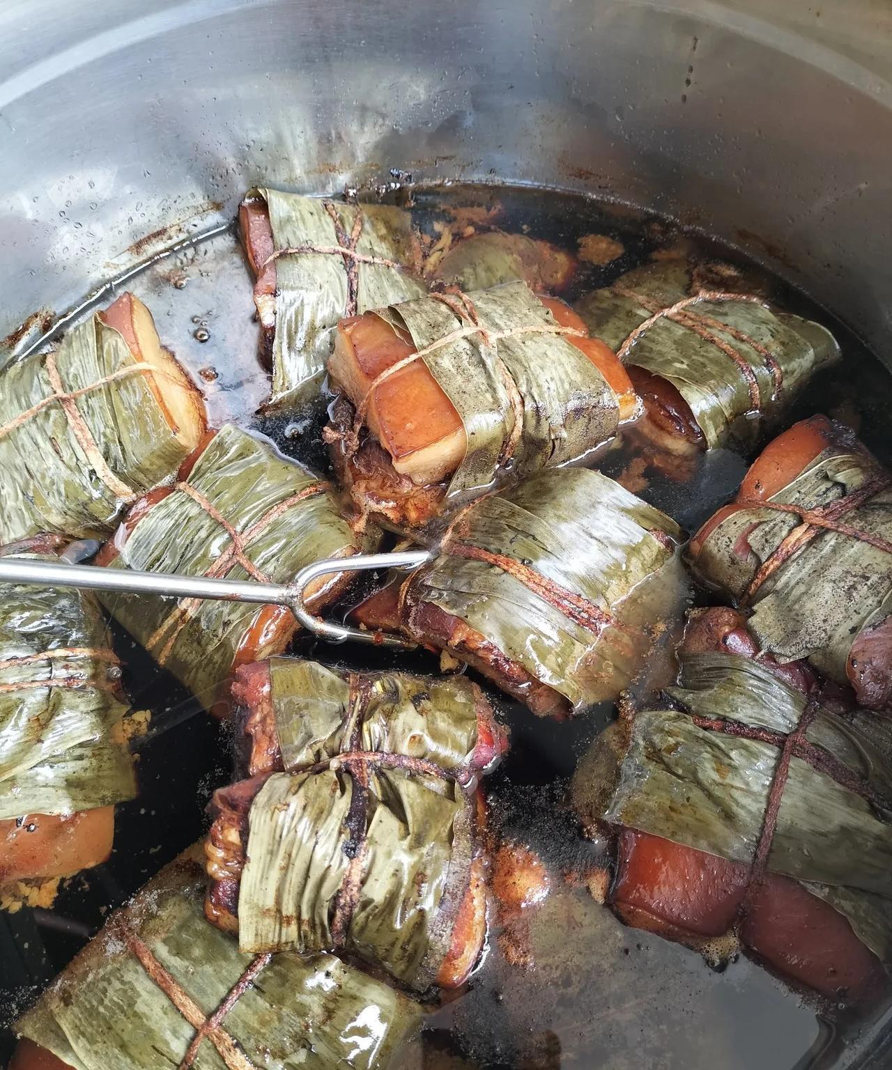 乌镇景区里面饭菜主打贵而难吃！简单的几个菜，就三百多块。昨天去乌镇，进了景区就